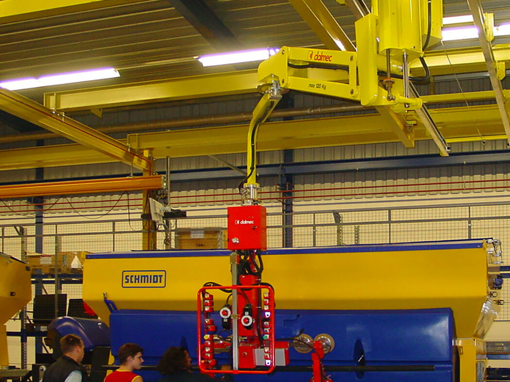 Dalmec_kunststof_tank_vacuum_opnemen_45graden_kantelen_Partner_Equo_hangend_verrijdbaar