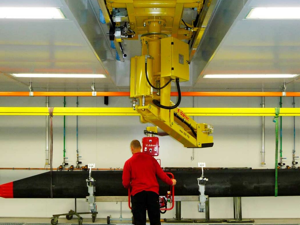 Dalmec_ophangen_rotorbladen_in_spuitcabine_aan_hangbaansysteem