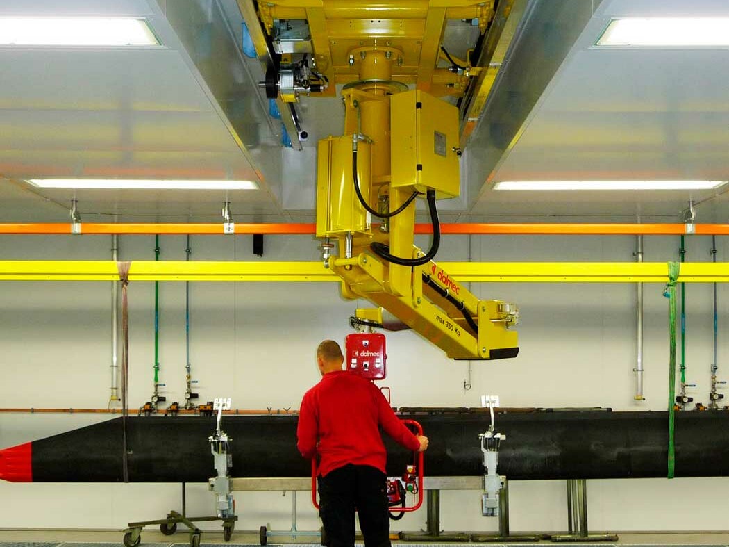 Dalmec_ophangen_rotorbladen_in_spuitcabine_aan_hangbaansysteem