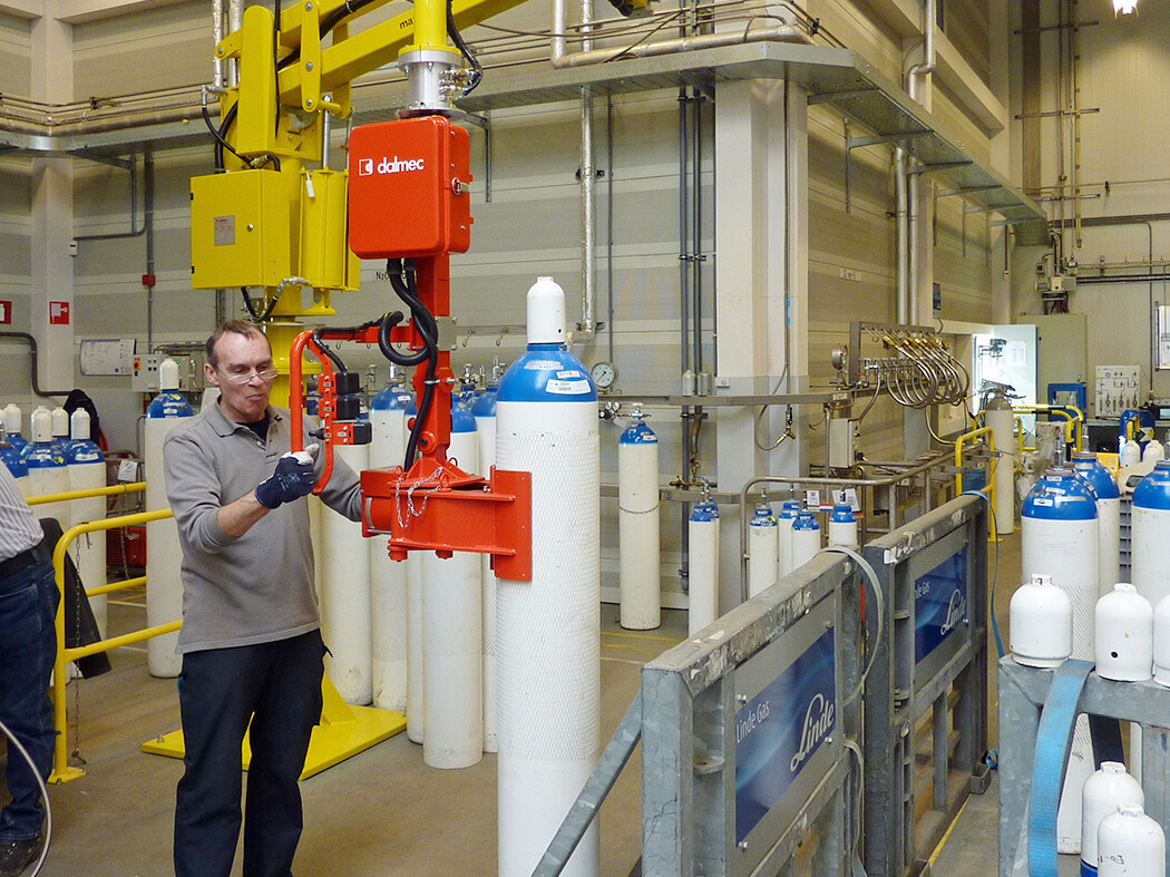 Dalmec_pneumatisch_opnemen_tank_plaatsen_in_gasrek